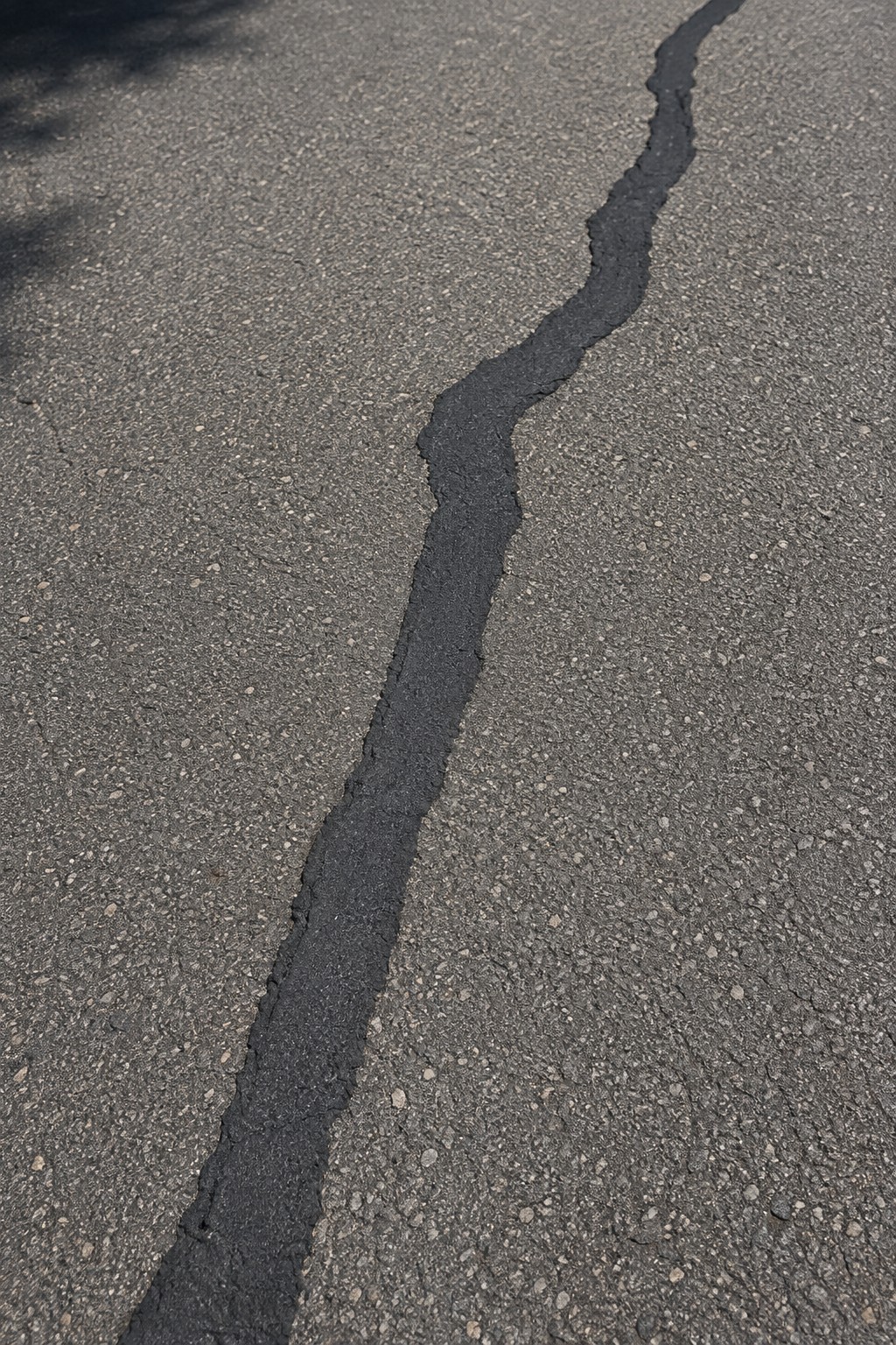Asphalt crack filling